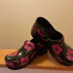 Womens Dansko printed clog size 38